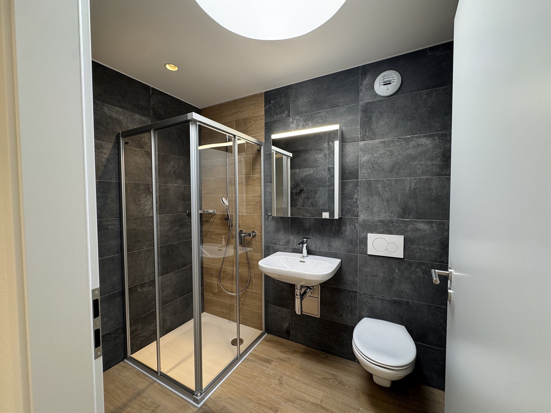 Modernes Bad mit Dusche und WC