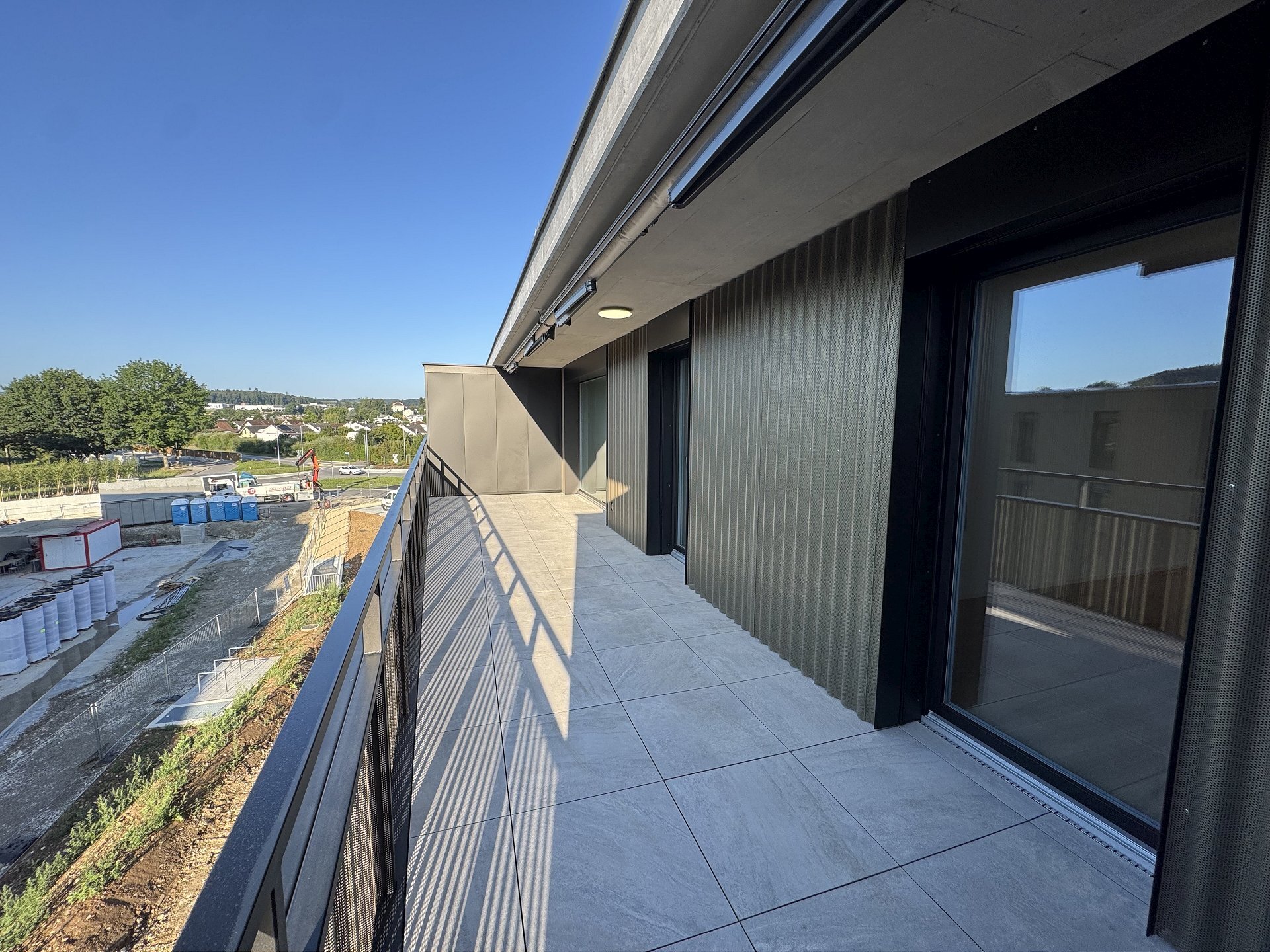 Moderner Balkon mit Fernblick über die Baustelle