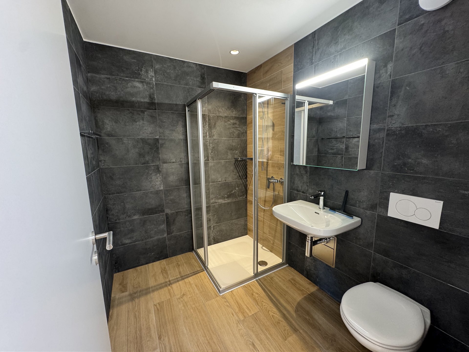 Modernes Badezimmer mit Dusche und WC