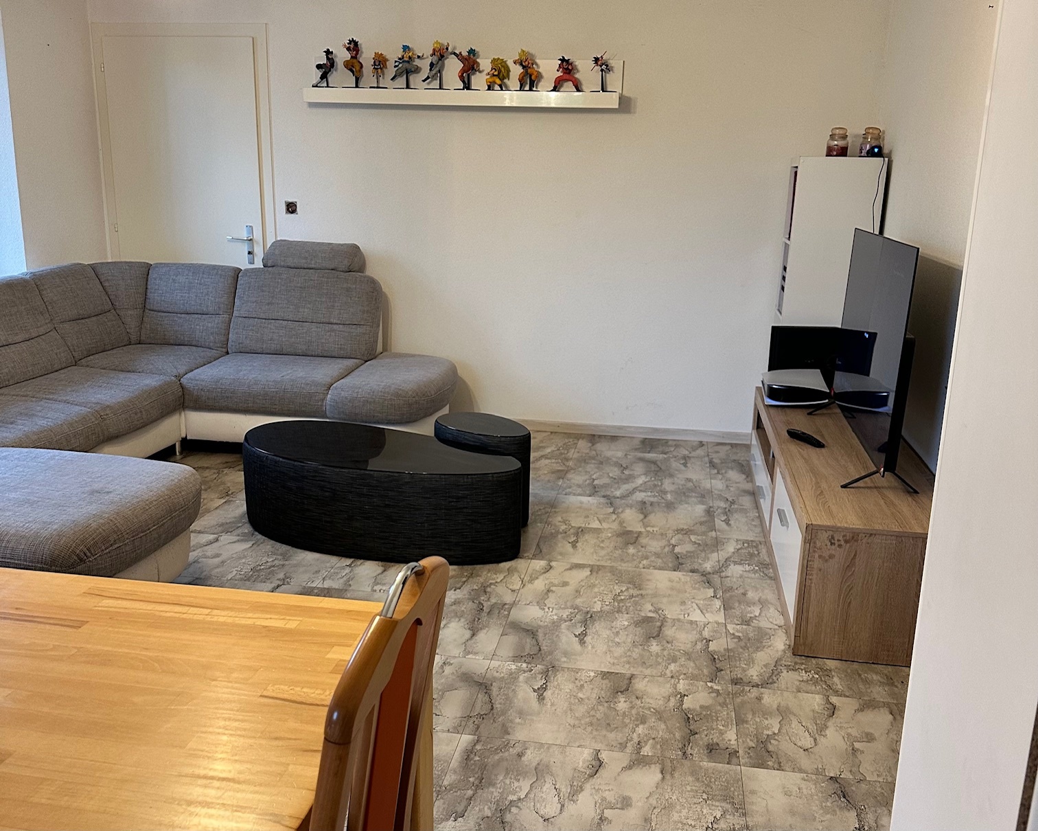 Wohnzimmer mit Sofa und TV-Möbel