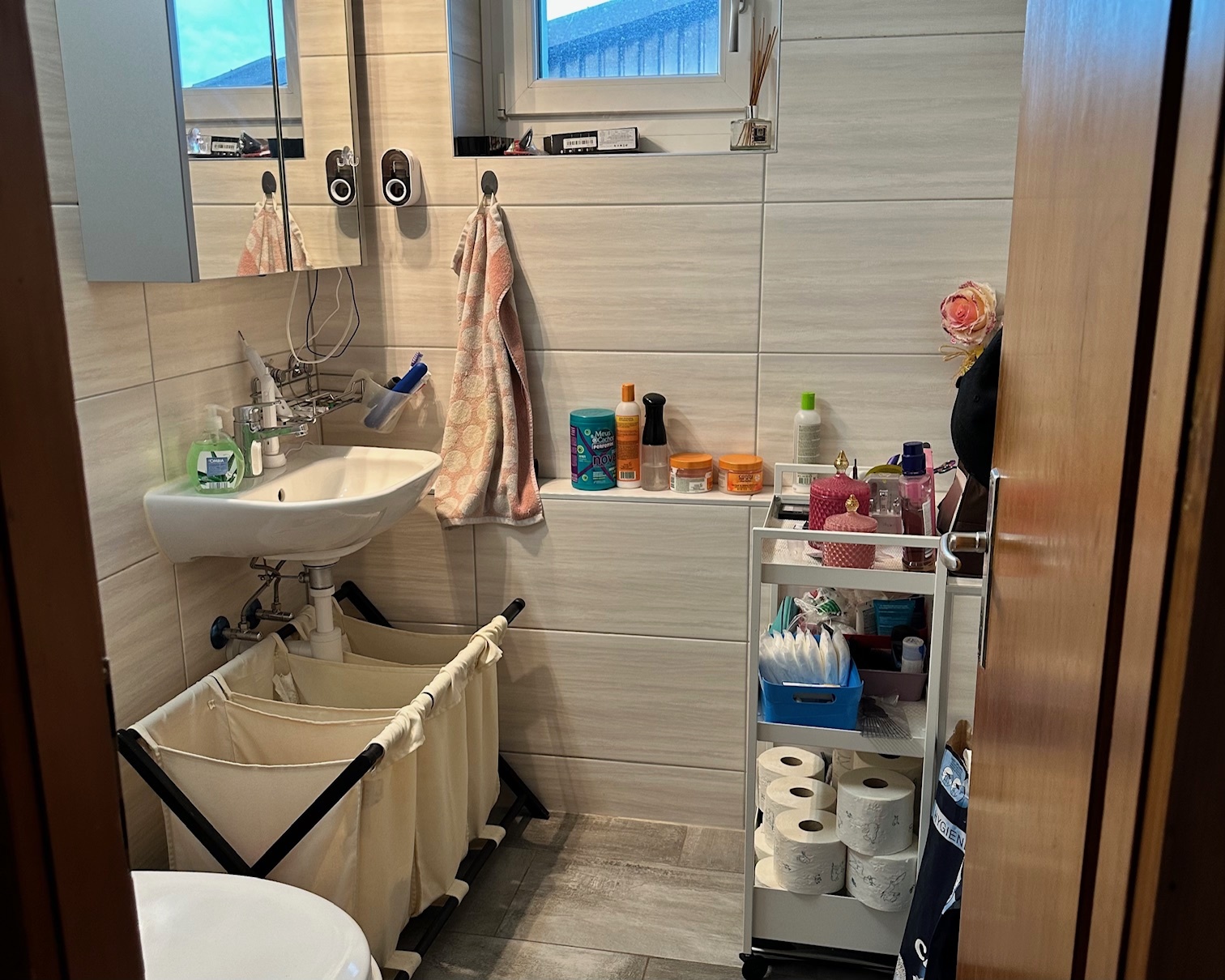 Kleines Badezimmer mit Waschbecken und Stauraum