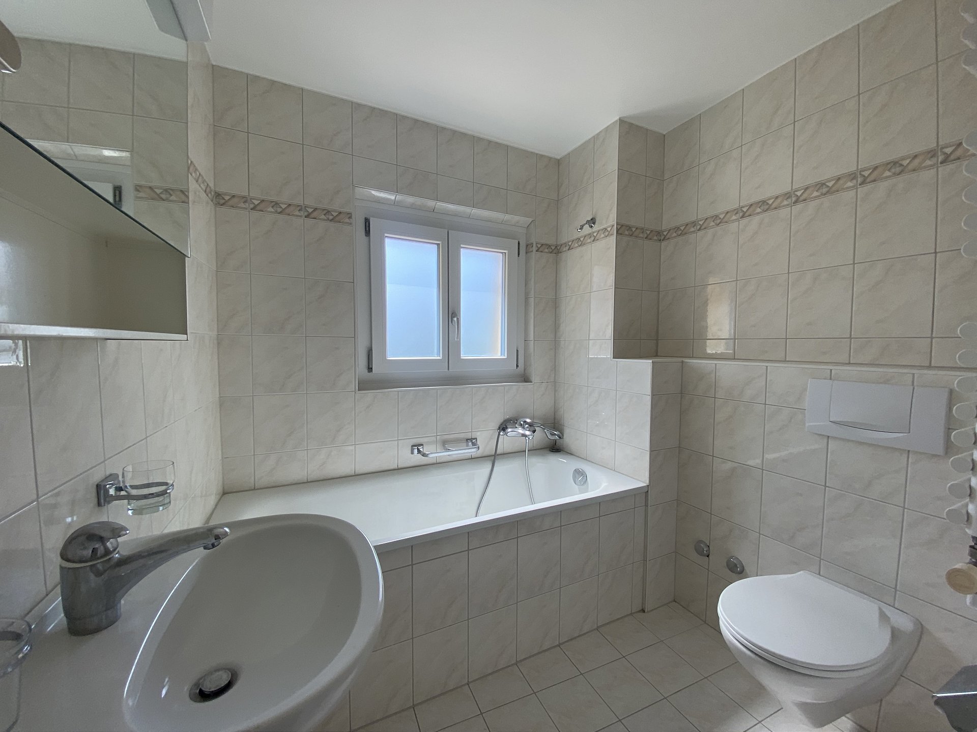 Badezimmer mit Wanne und WC