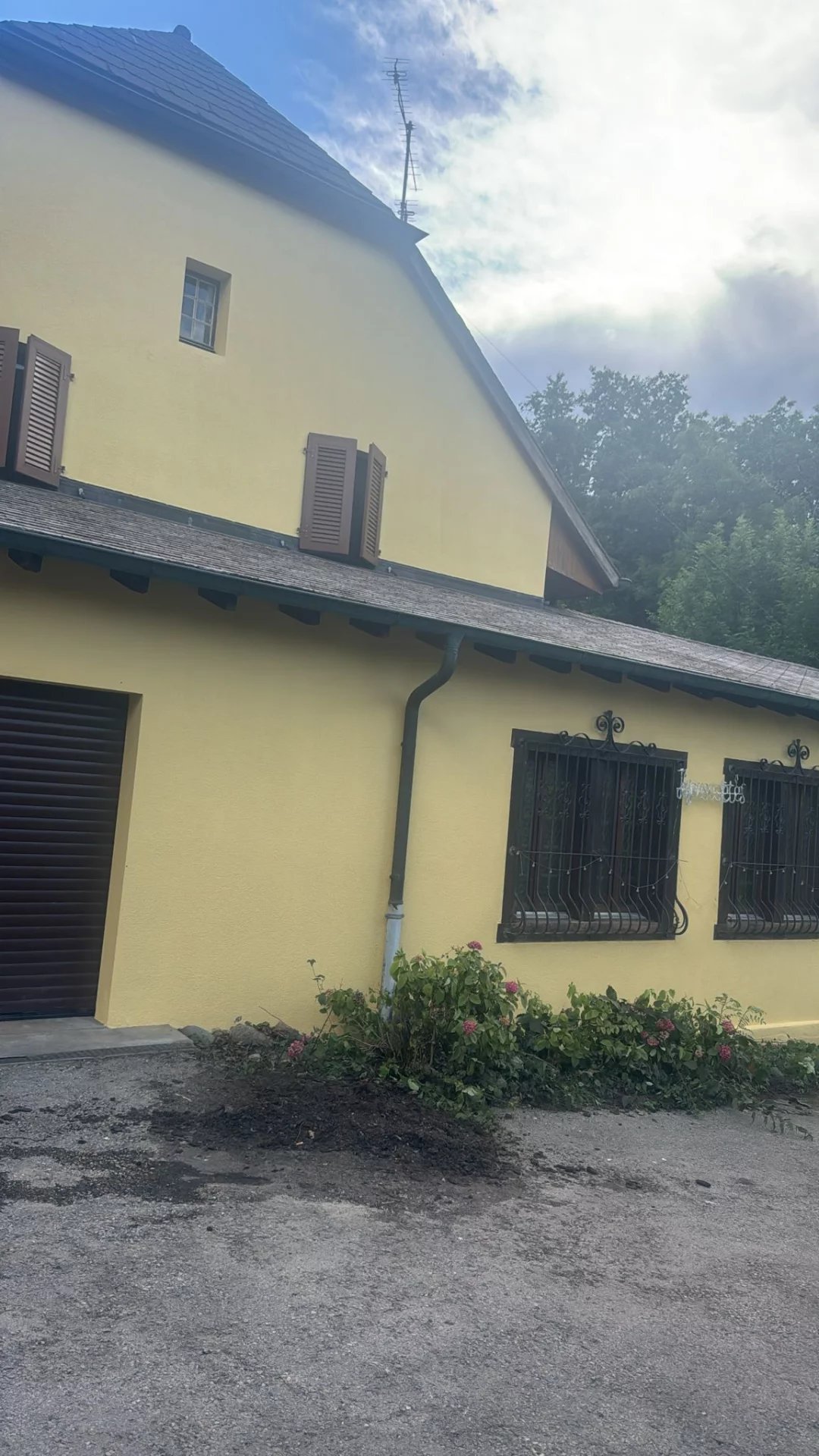 Gelb verputzte Hausfassade mit Satteldach