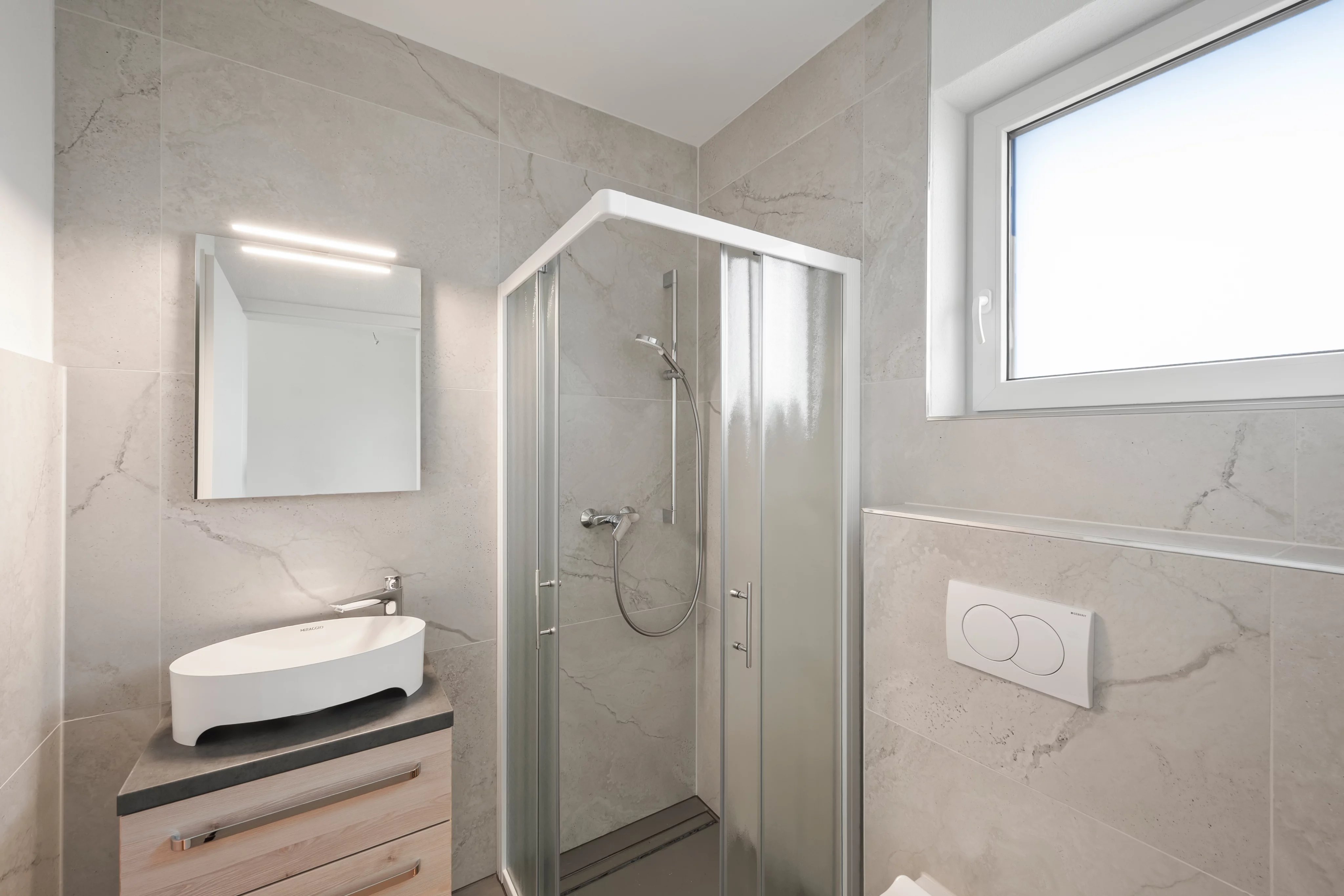 Modernes Badezimmer mit Dusche und Waschtisch
