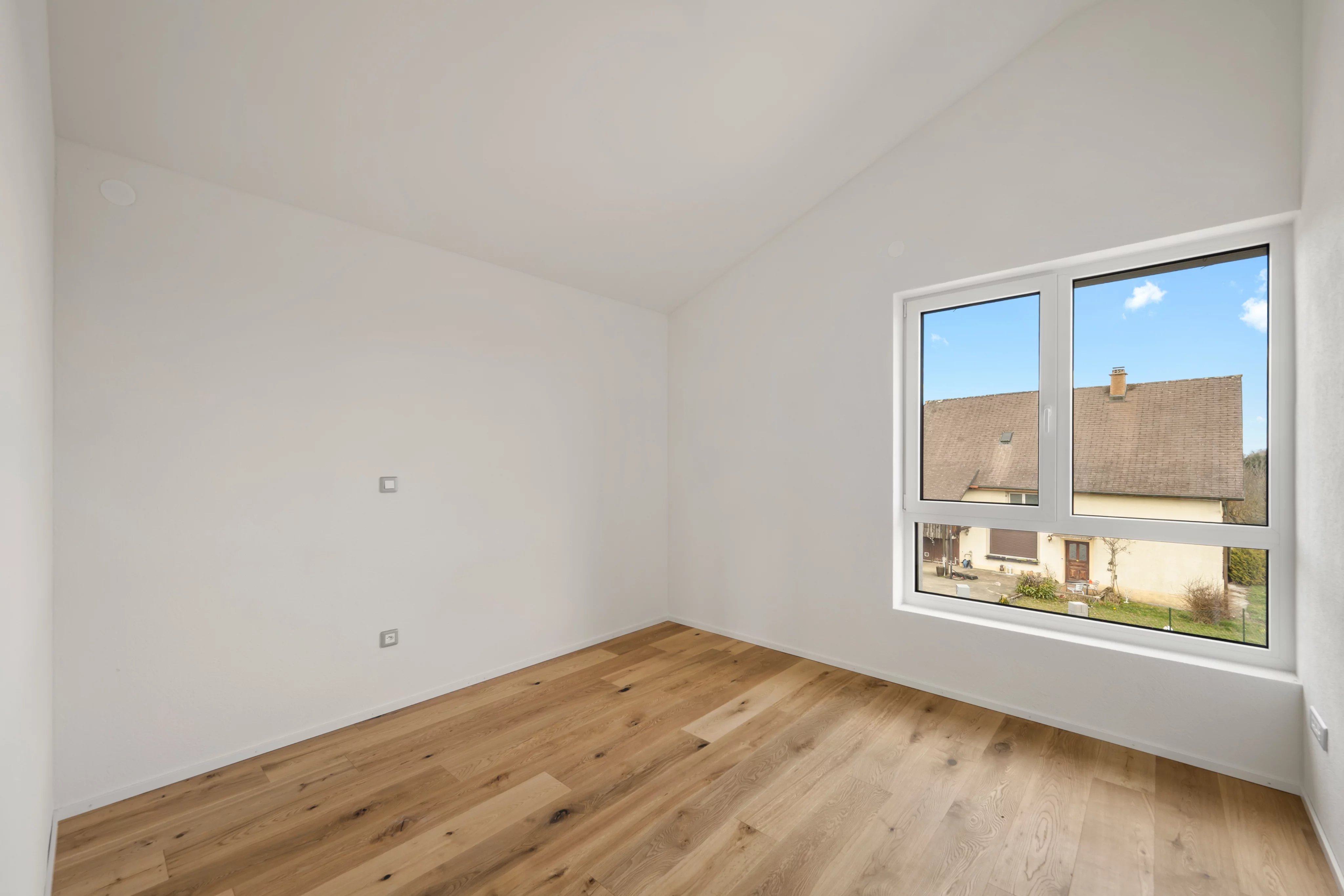 Heller leerer Raum mit großem Fenster