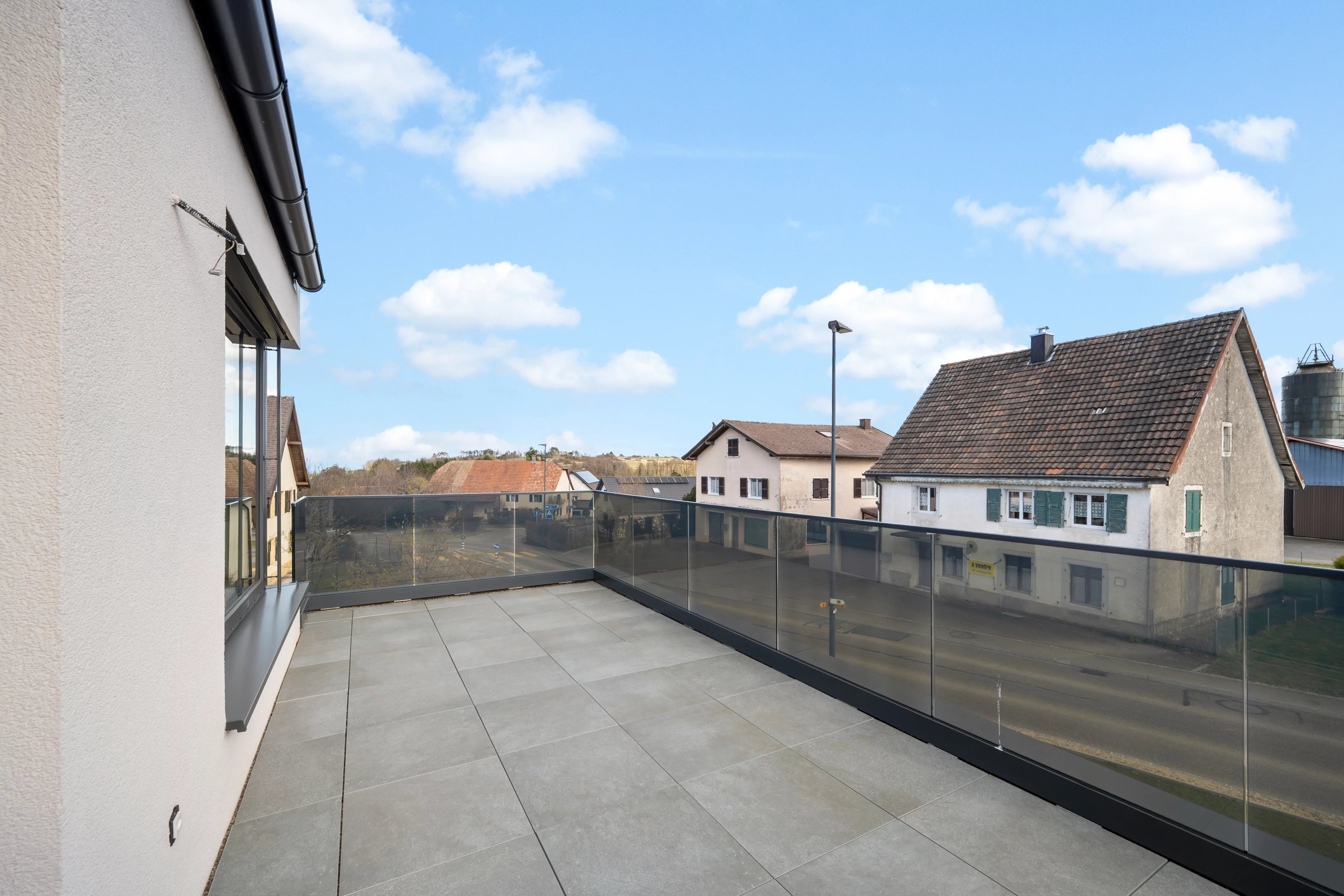 Moderne Terrasse mit Glasgeländer