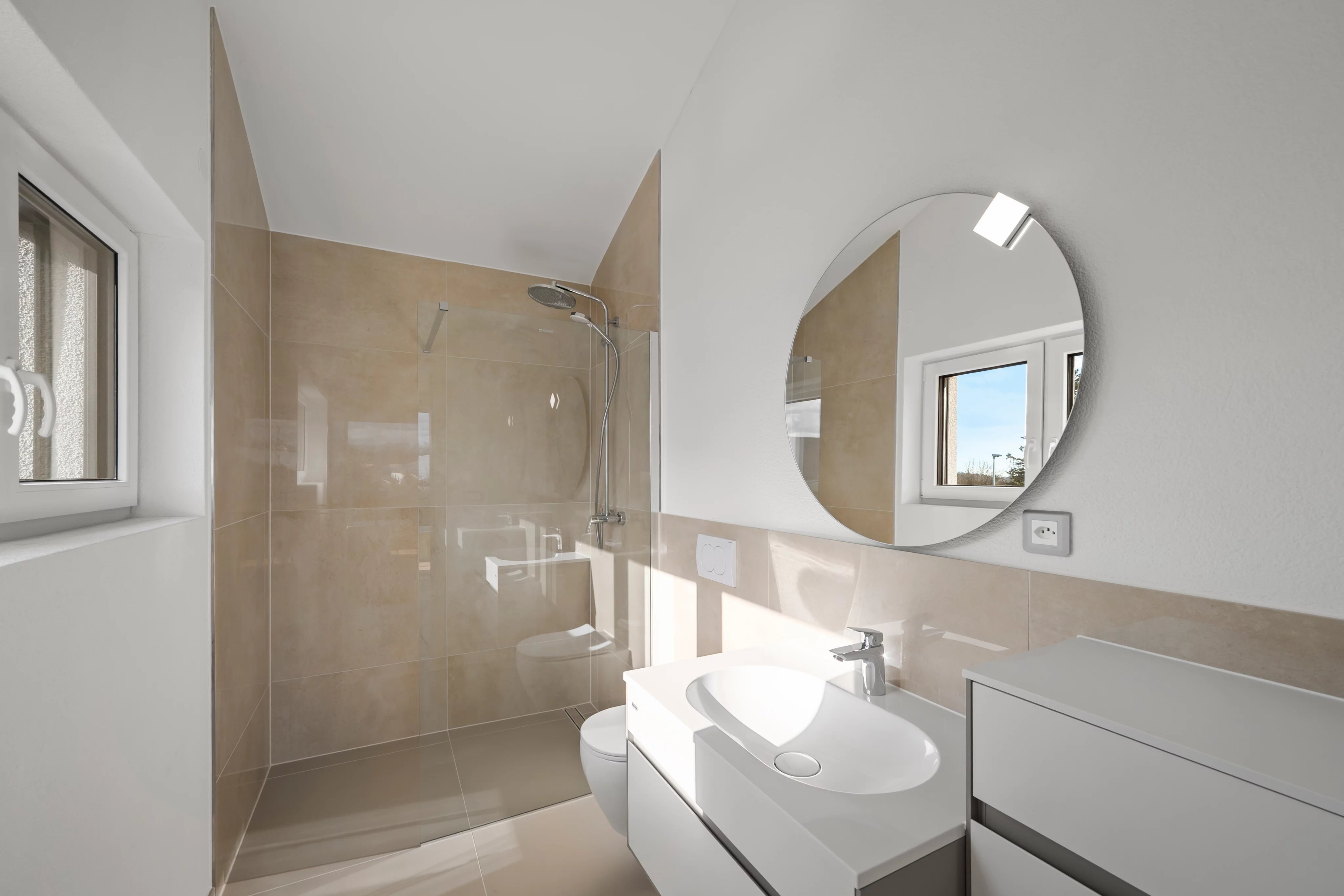 Helles modernes Badezimmer