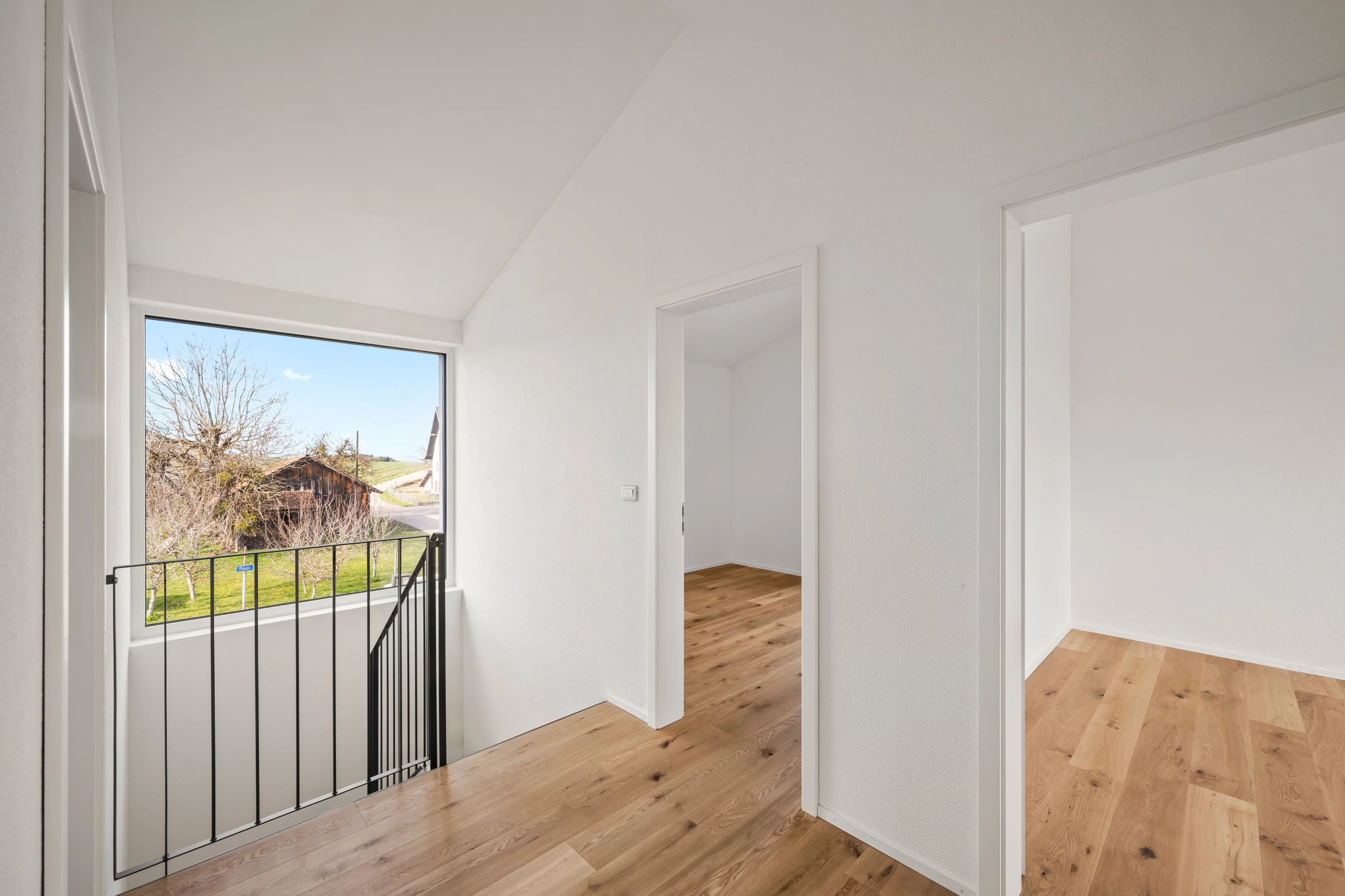Heller Treppenbereich mit Ausblick