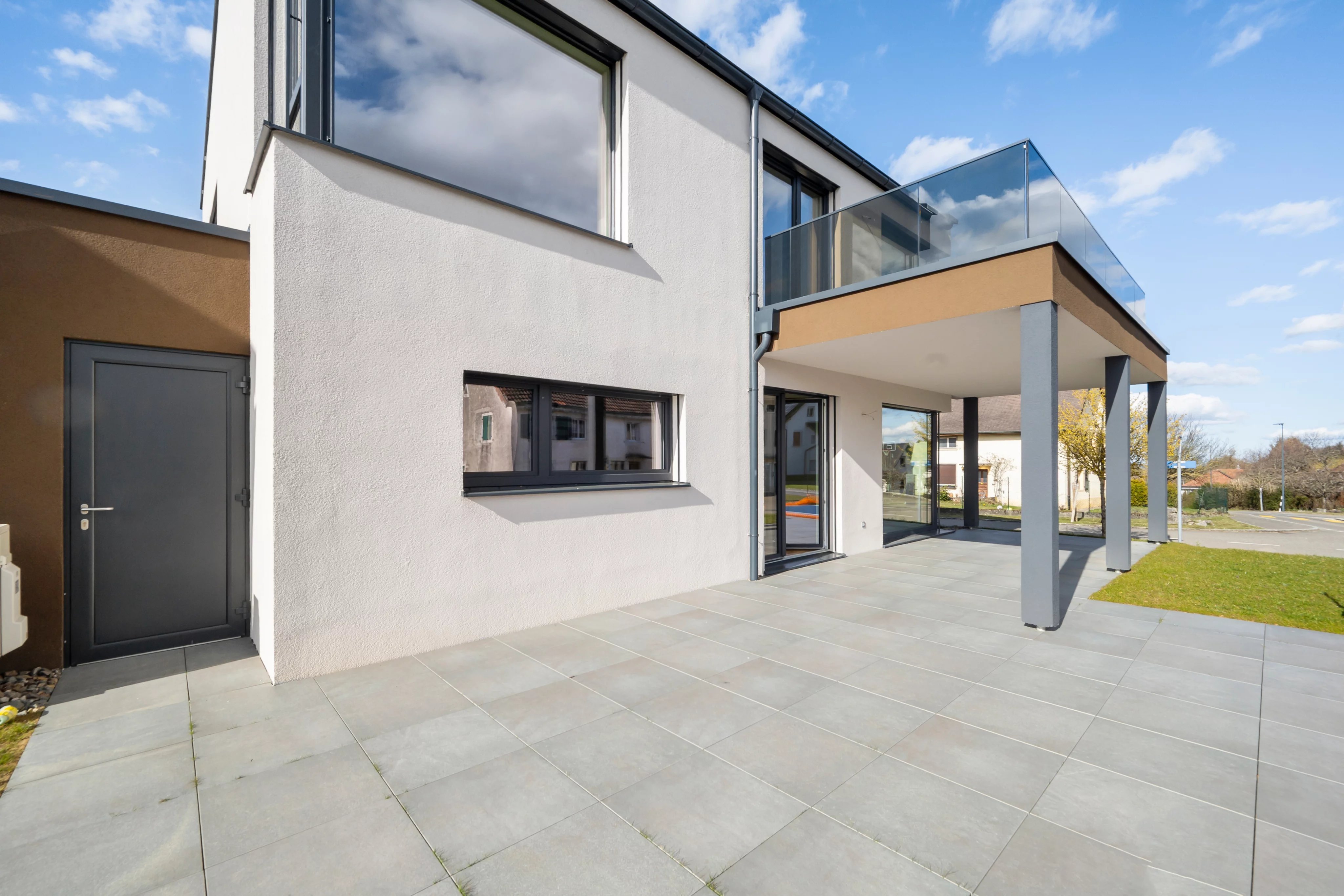 Moderne Außenansicht mit Terrasse und Balkon