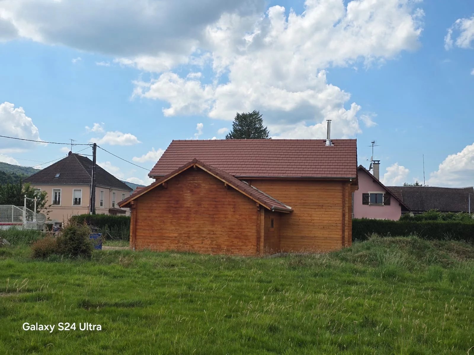 Holzhaus mit rotem Satteldach