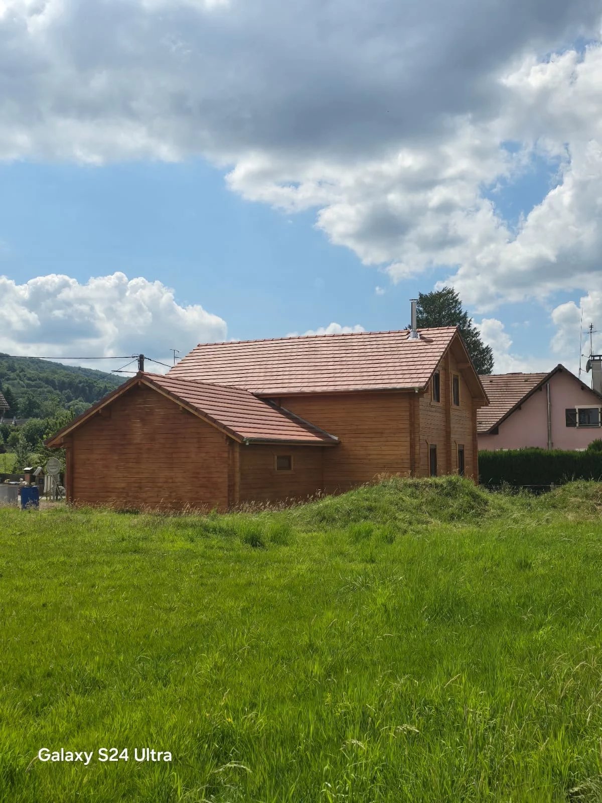 Holzhaus mit Satteldach und Garten