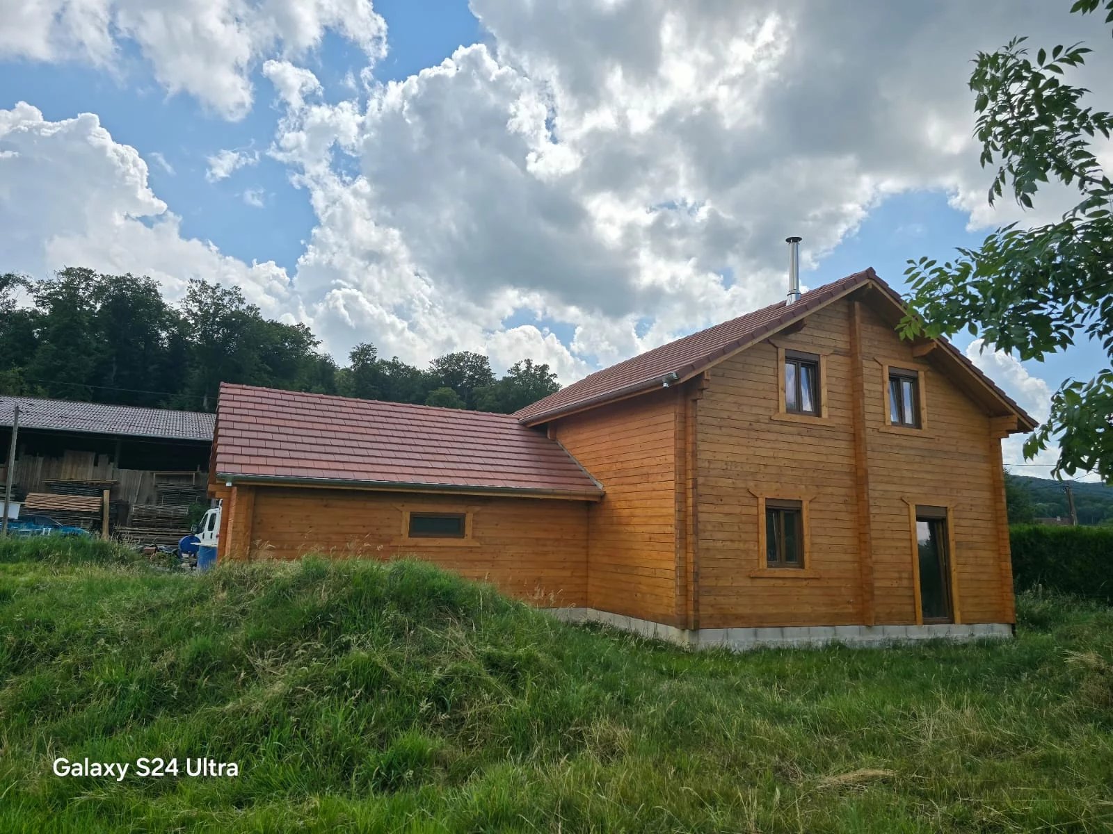 Holzhaus auf grünem Grundstück