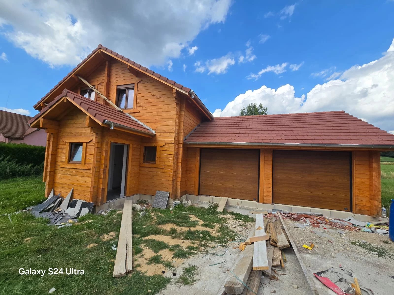 Holzhaus mit Garage im Bau