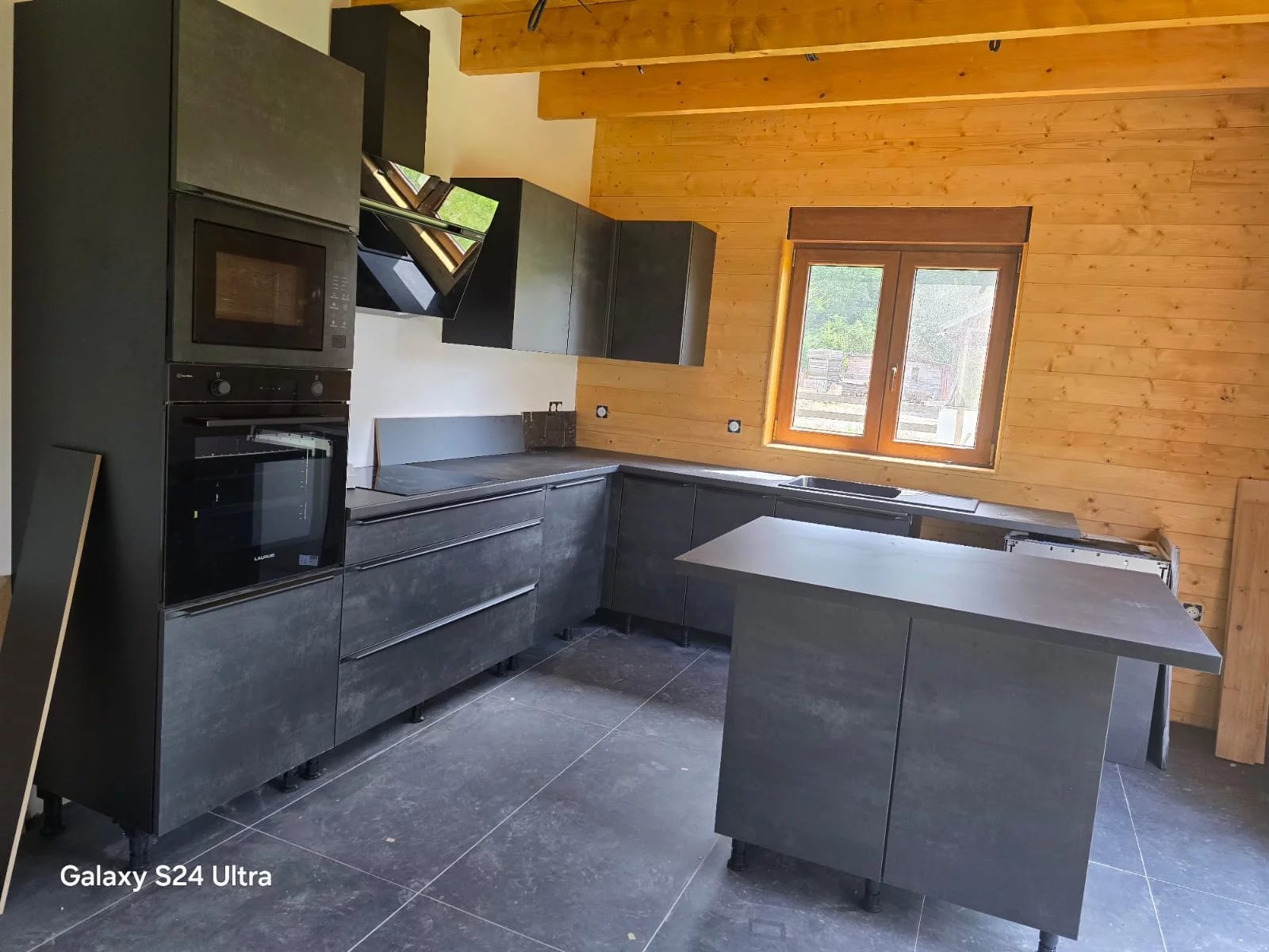 Moderne Küche mit Holzdecke