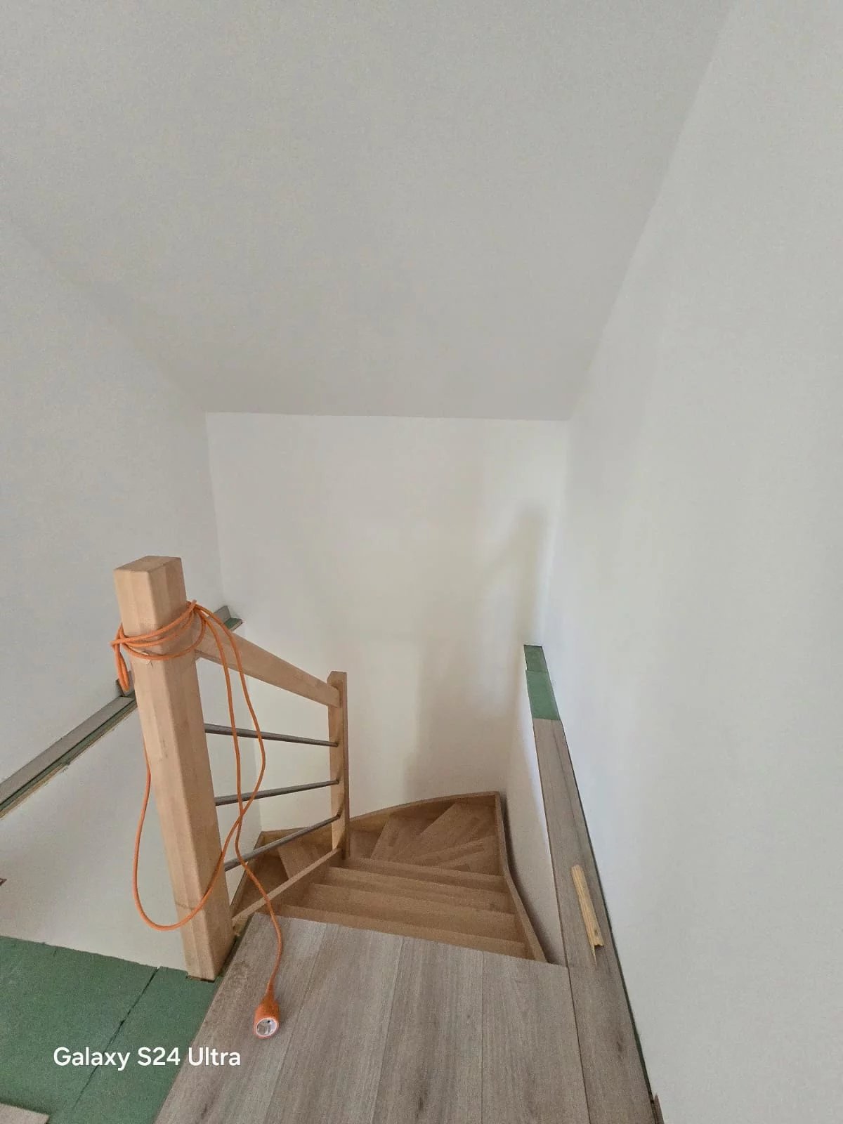 Treppenhaus mit Holzgeländer