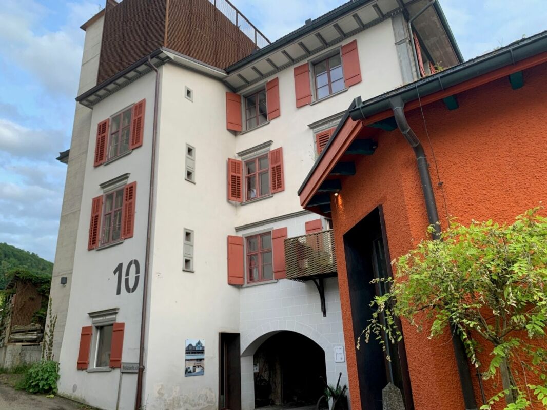 Historisches Wohnhaus mit roten Fensterläden