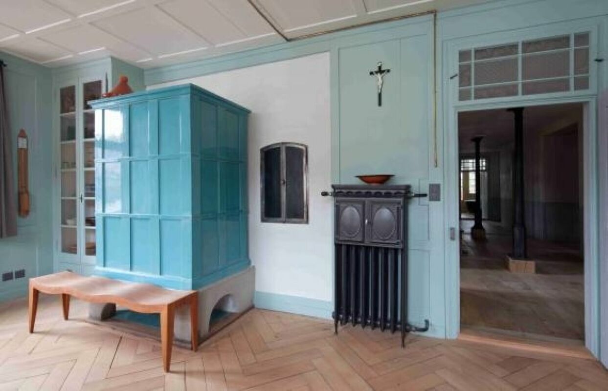 Kirchenraum mit gemauertem Ofen und Holzbank