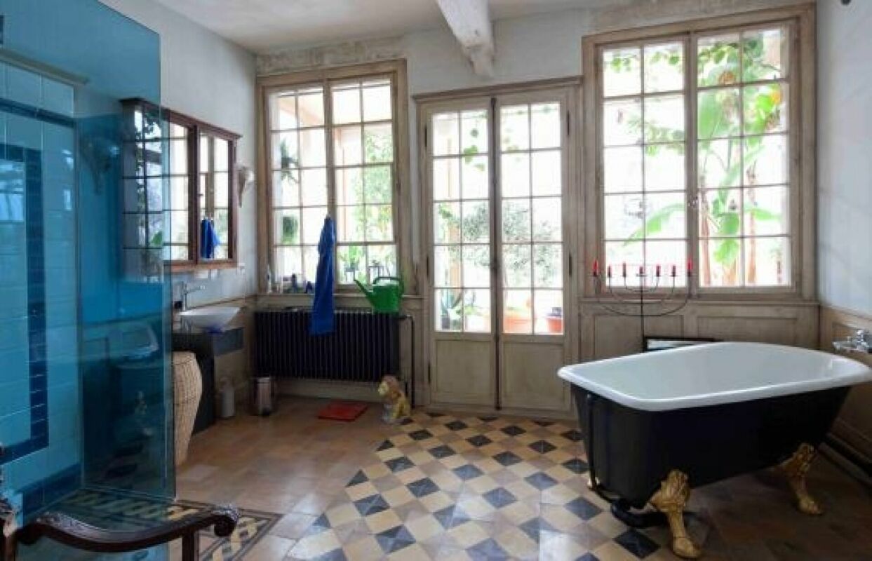Badezimmer mit freistehender Wanne und großen Fenstern