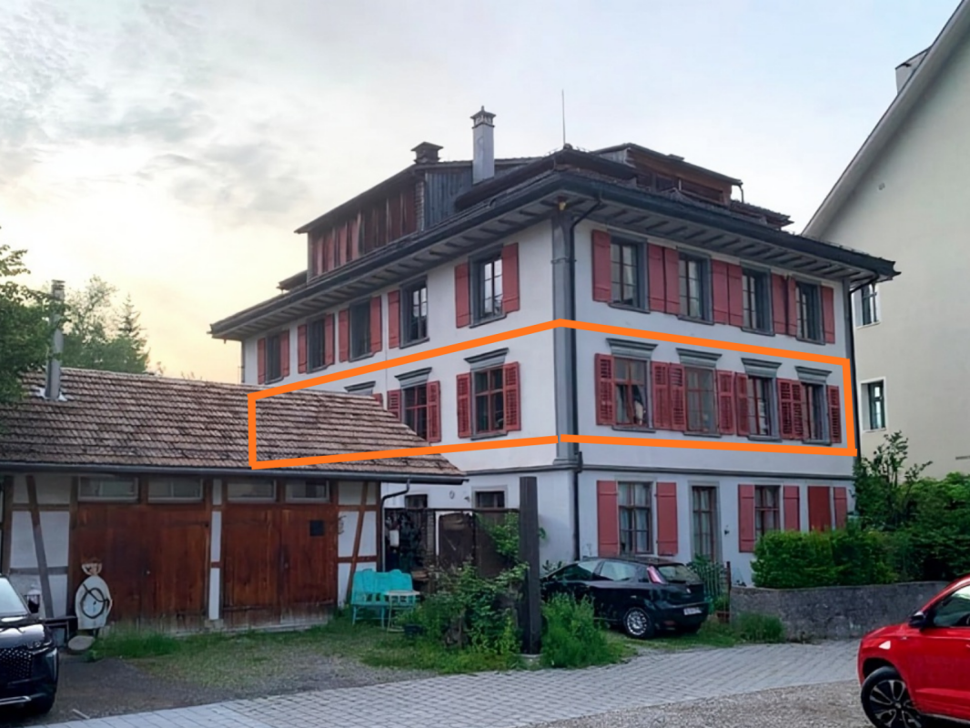Historisches Wohnhaus mit Schindel-/Holzgaube und Nebengebäude
