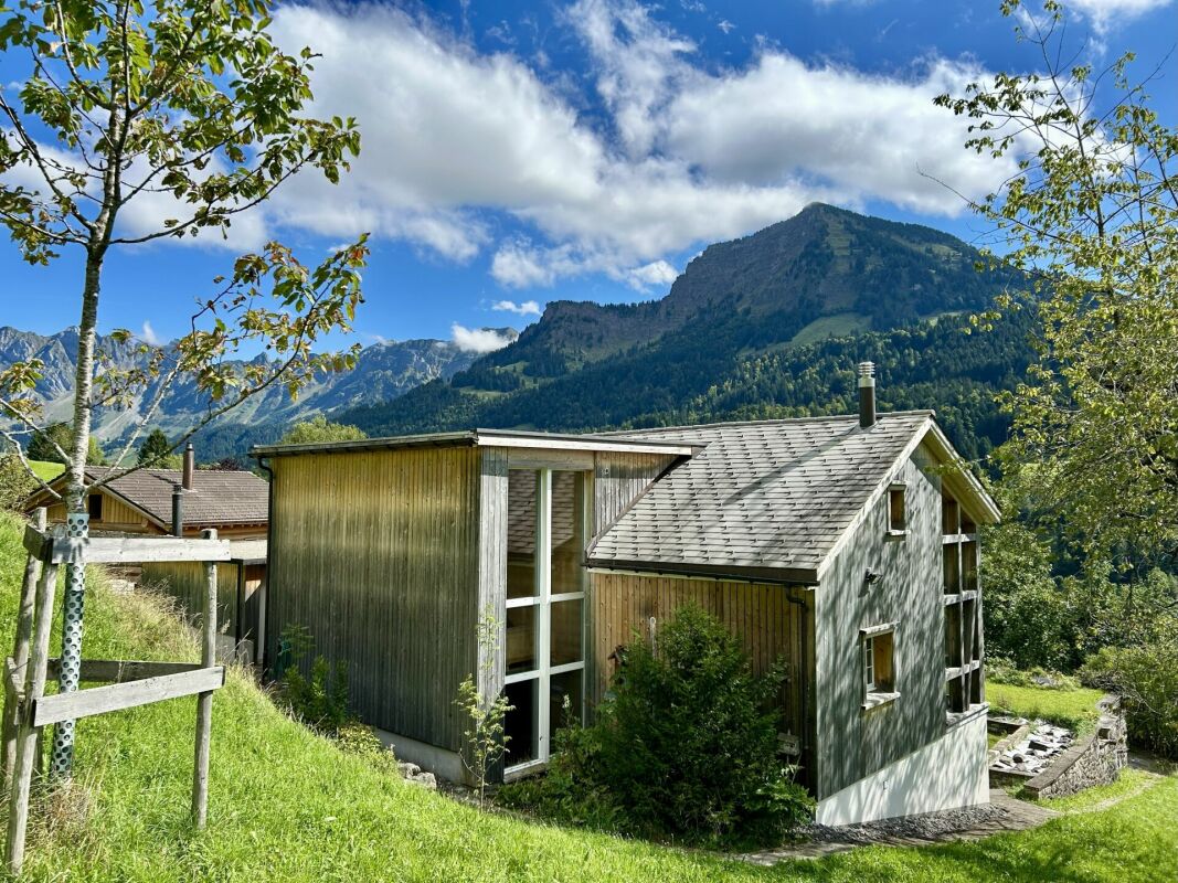 Alpenhaus mit Bergpanorama