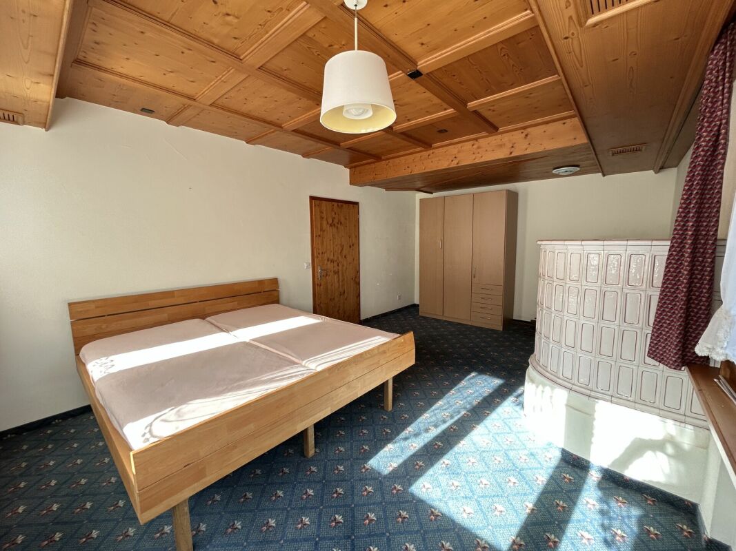 Schlafzimmer mit Holzausstattung