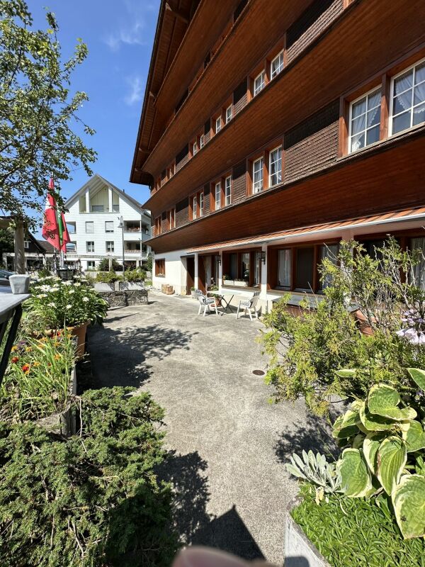Außenansicht eines Holzgebäudes mit Gartenhof