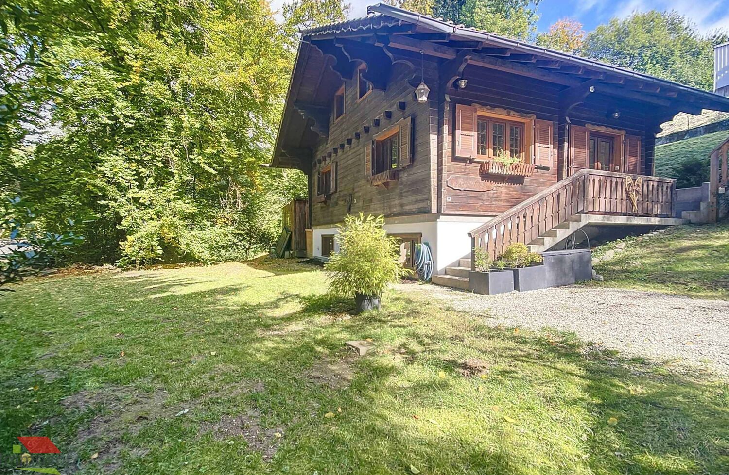 Holzchalet mit Gartenansicht