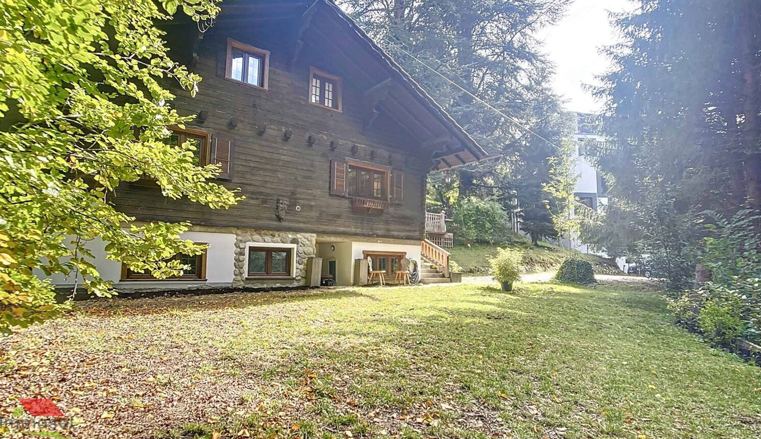 Alpines Holzhaus mit großem Garten