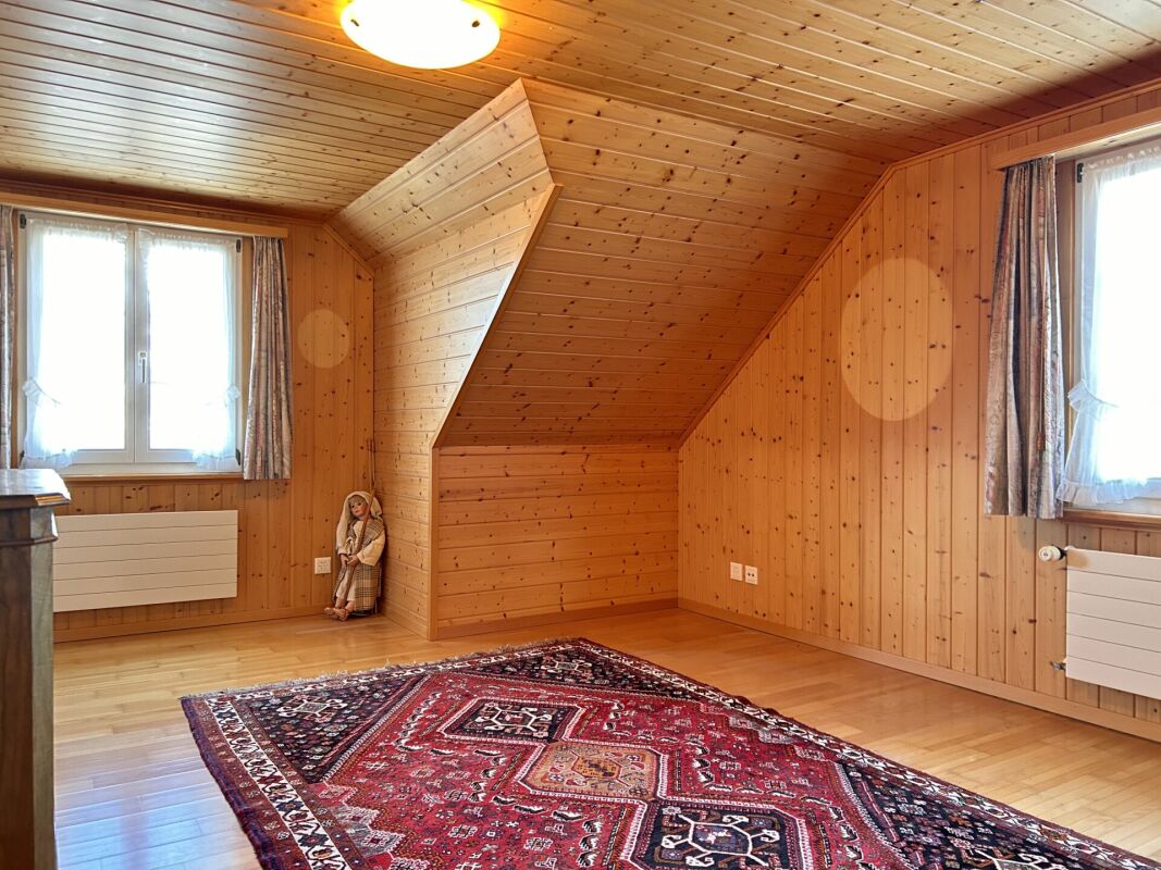 Holzvertäfelter Dachraum mit Teppich