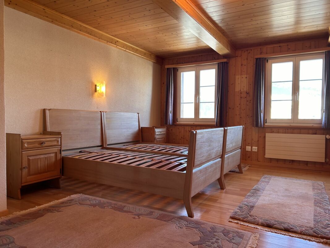Rustikales Schlafzimmer mit viel Holz