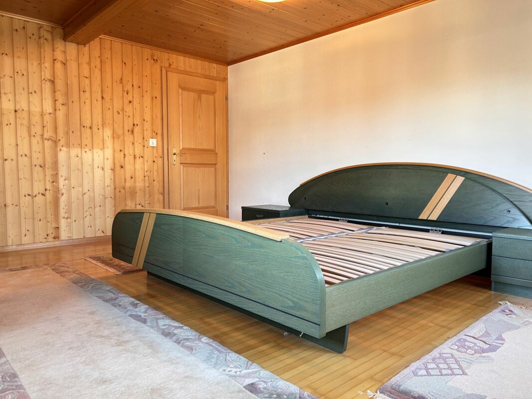 Schlafzimmer mit Holzvertäfelung