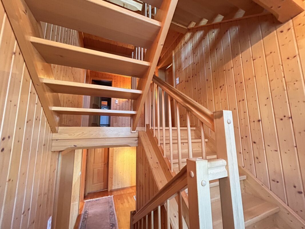 Holztreppe im Flur