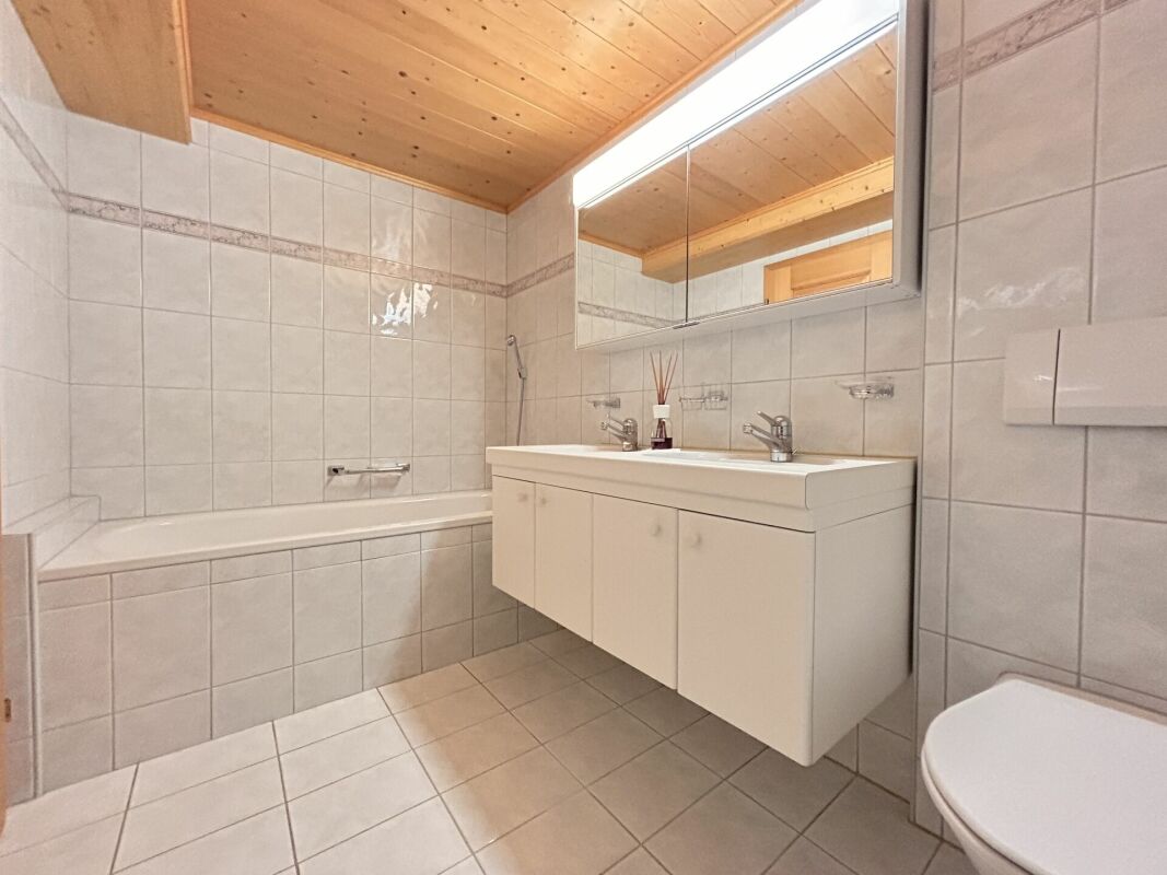 Helles Badezimmer mit Badewanne und Doppelwaschtisch