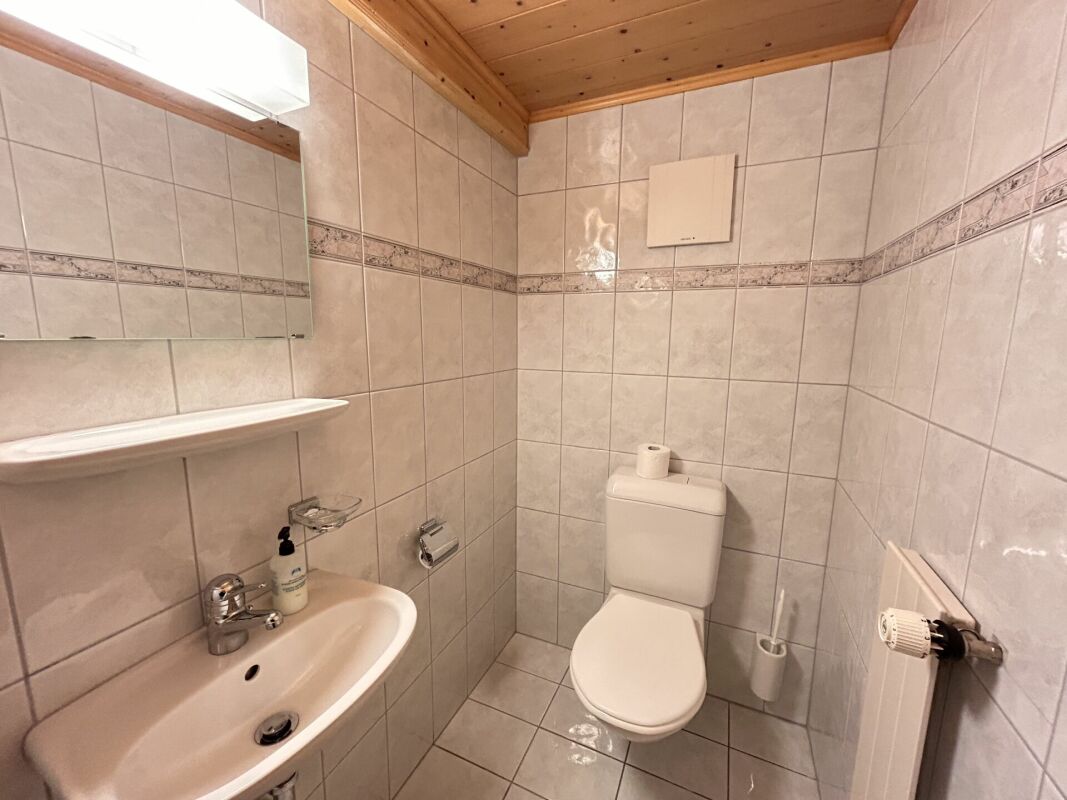Kleines gefliestes Gäste-WC