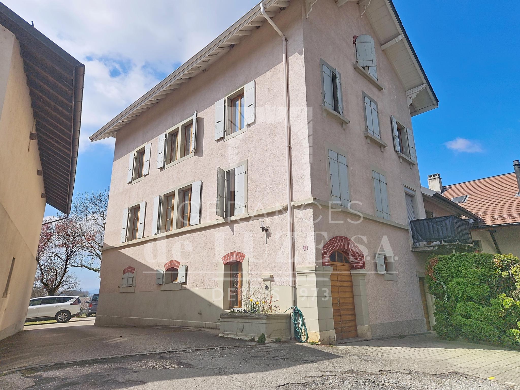 Außenansicht eines Mehrfamilienhauses mit Putzfassade
