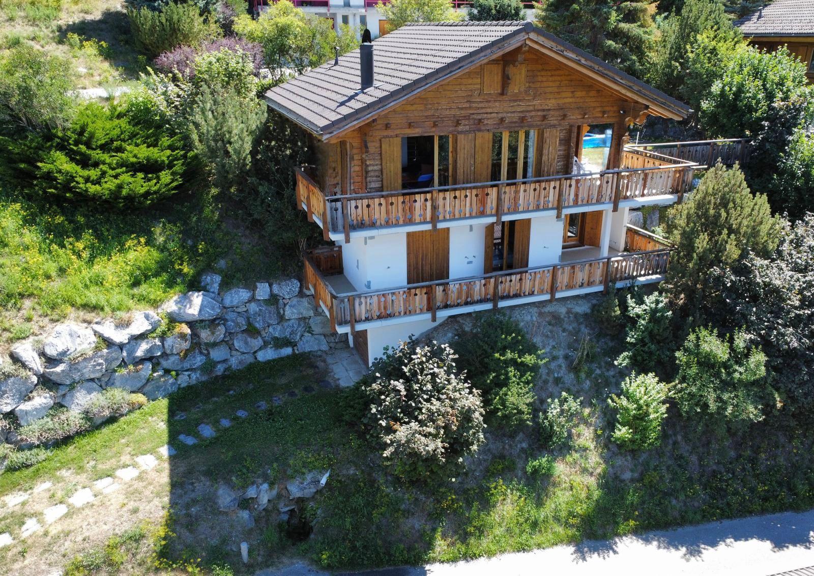 Alpenchalet mit Holzfassade und Balkon