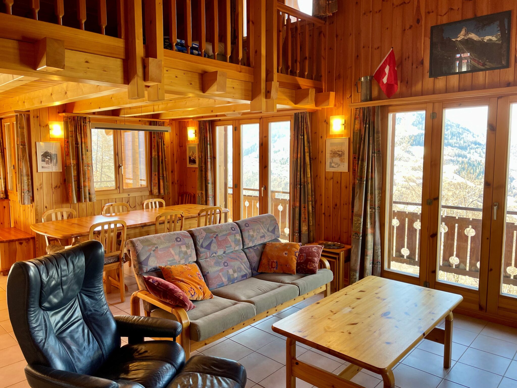 Gemütliches Holz-Wohnzimmer mit Bergblick