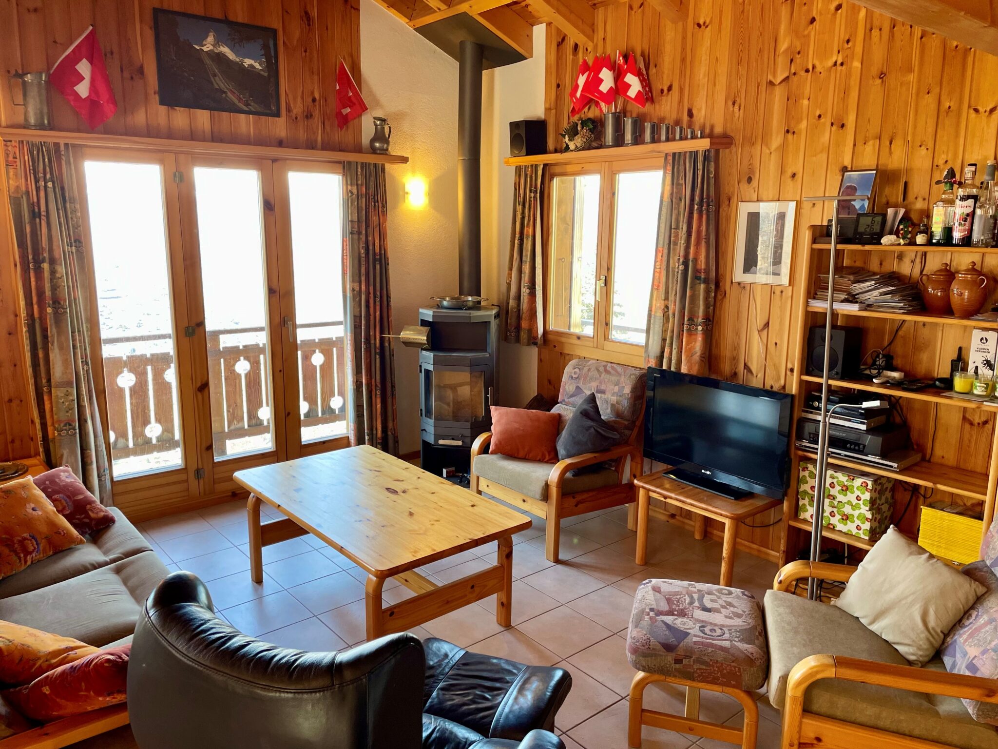 Gemütliches Holz-Wohnzimmer mit Kaminofen
