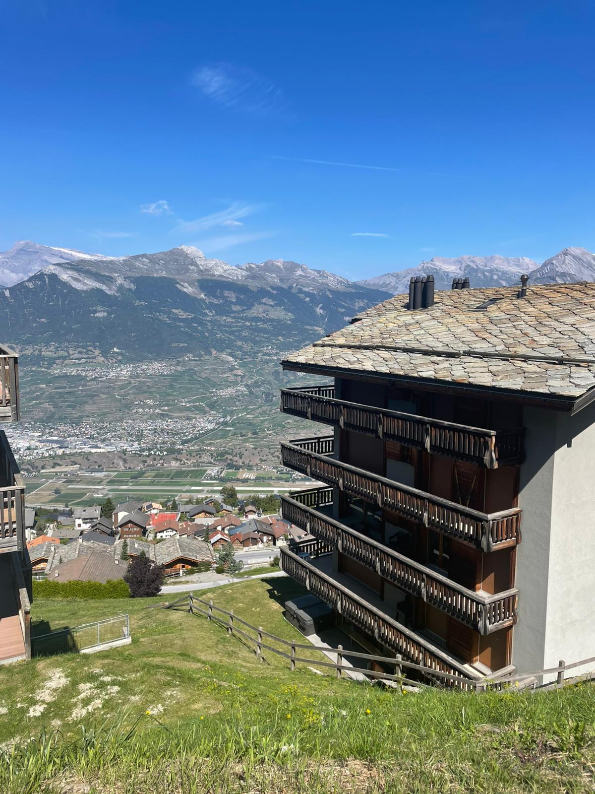 Alpenpanorama mit Chalets