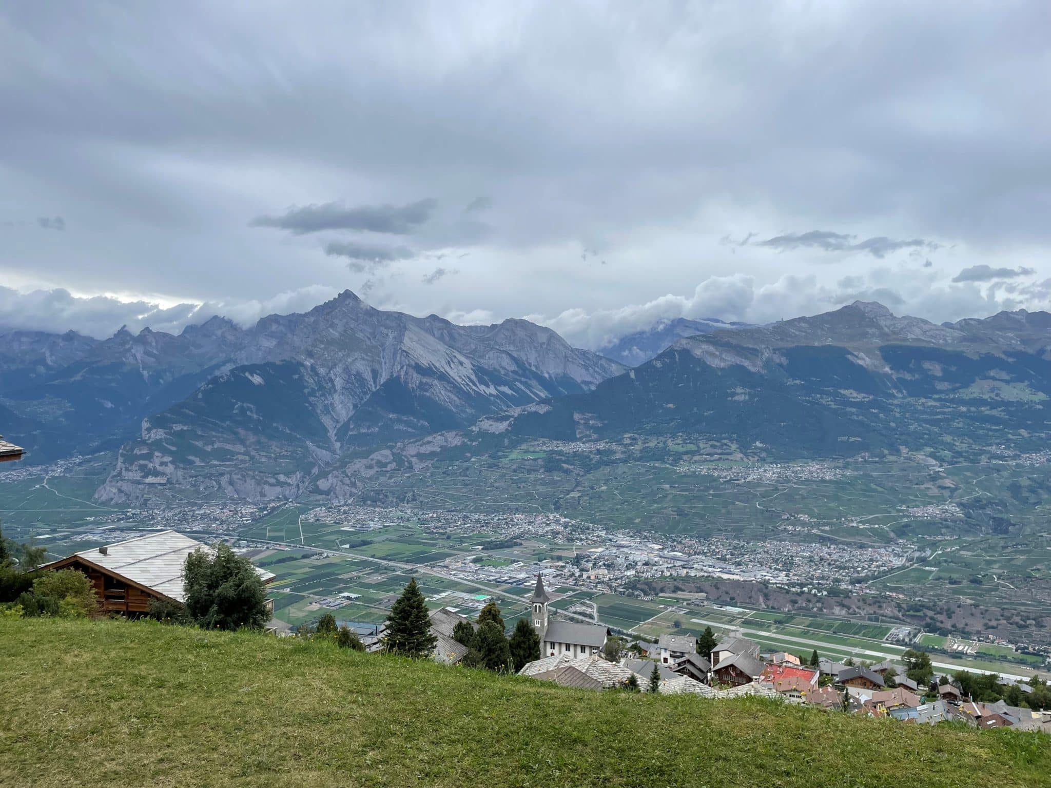 Bergpanorama mit Talblick
