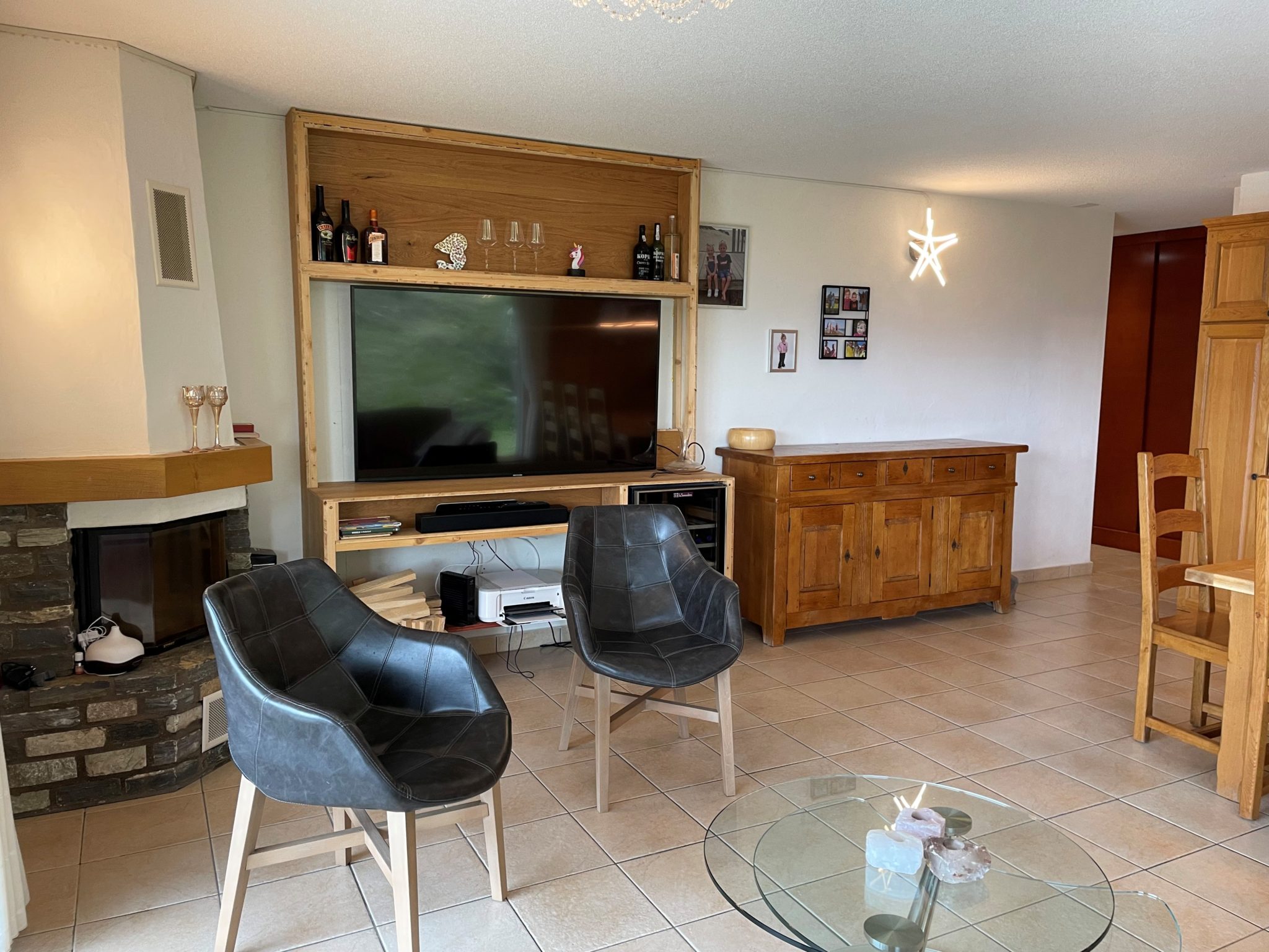 Wohnzimmer mit Kamin und TV-Wand