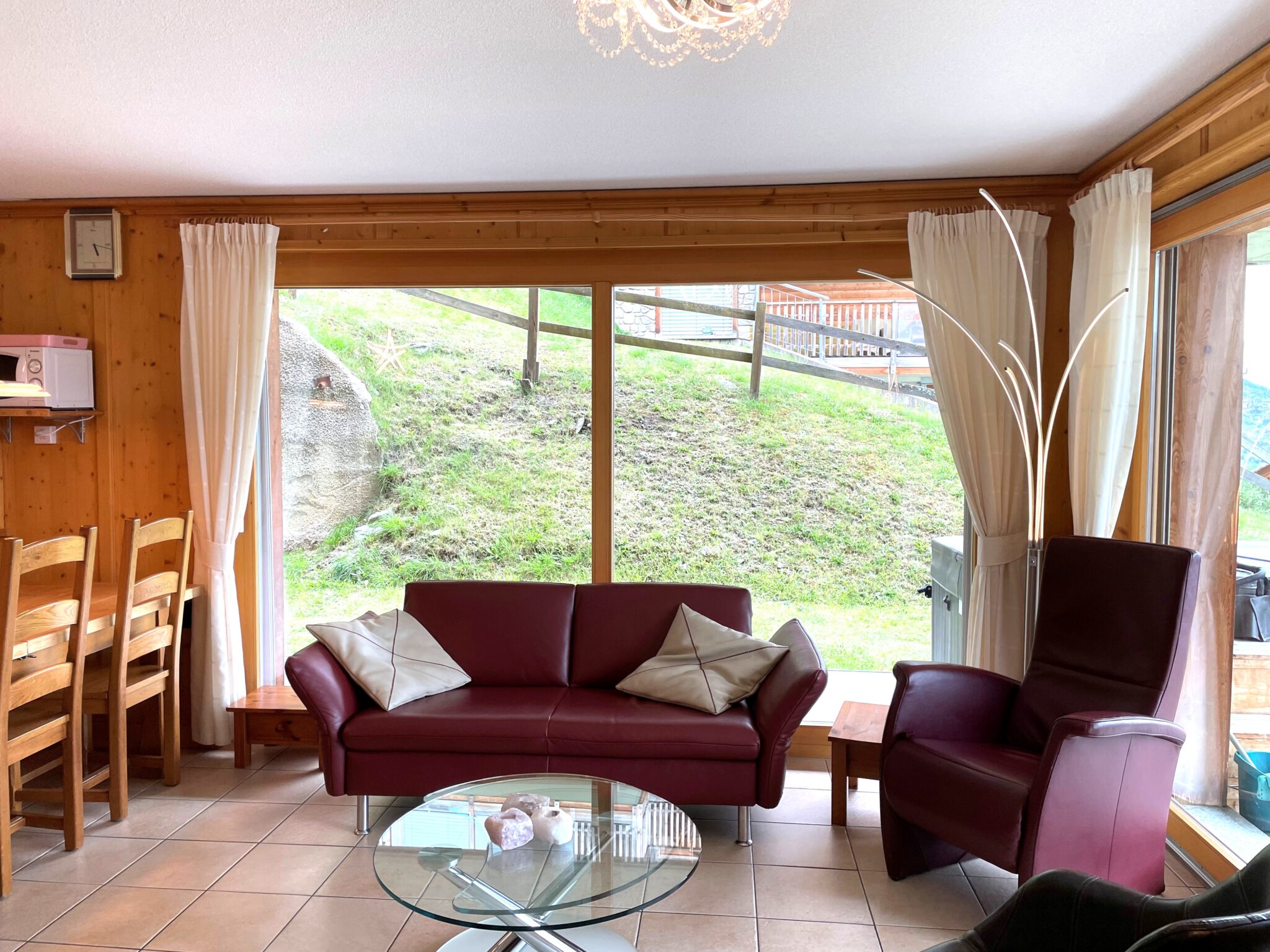 Gemütliches Wohnzimmer mit großem Fenster