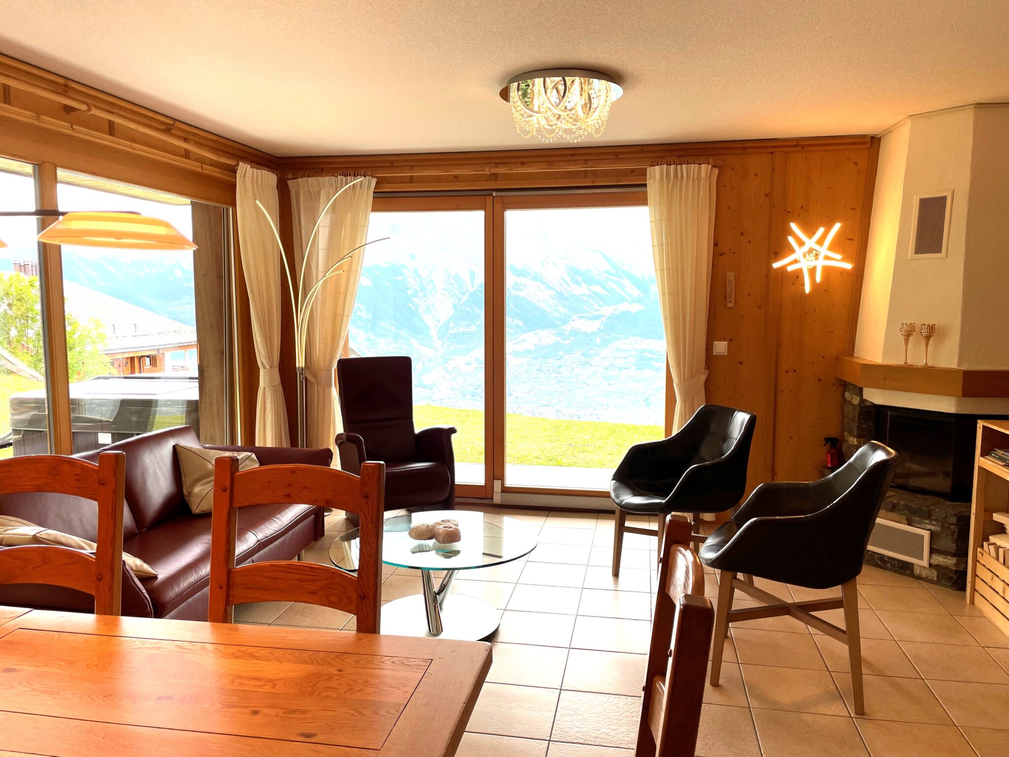 Gemütliches Wohnzimmer mit Bergblick