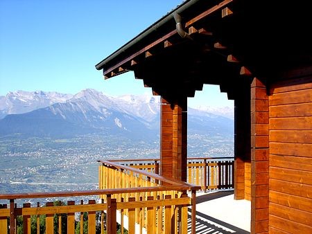 Bergblick von einer Holzterrasse