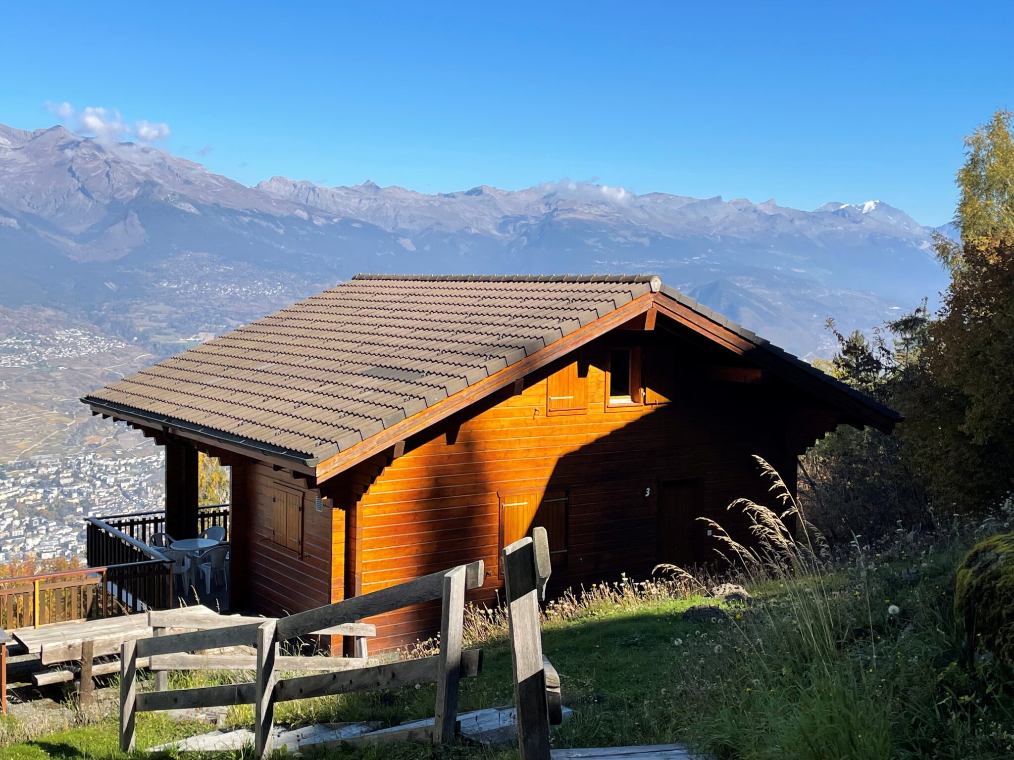 Bergchalet mit Alpenpanorama