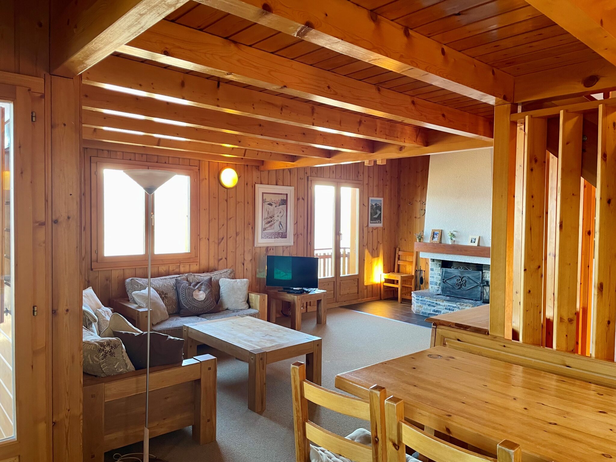 Gemütliches Holz-Wohnzimmer mit Kamin