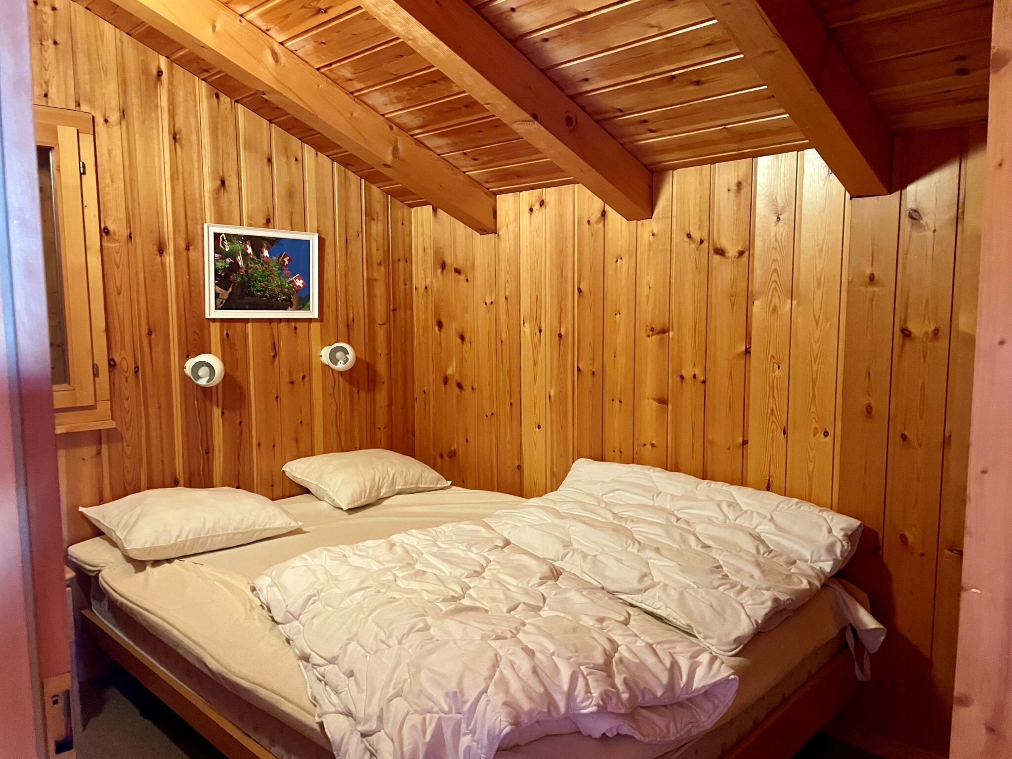 Gemütliches Holz-Schlafzimmer