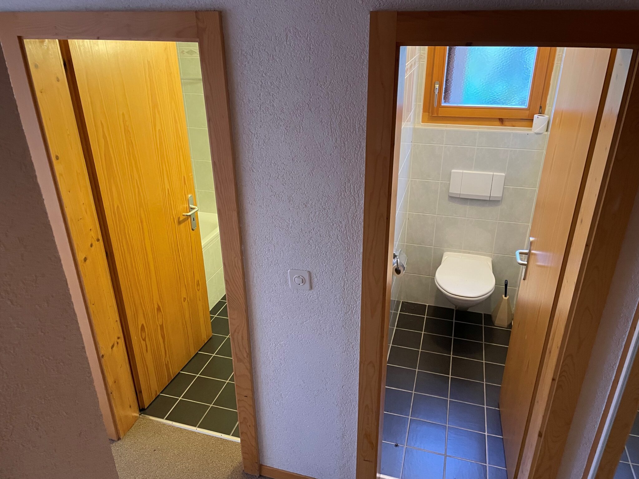 Blick auf zwei kleine Sanitärräume