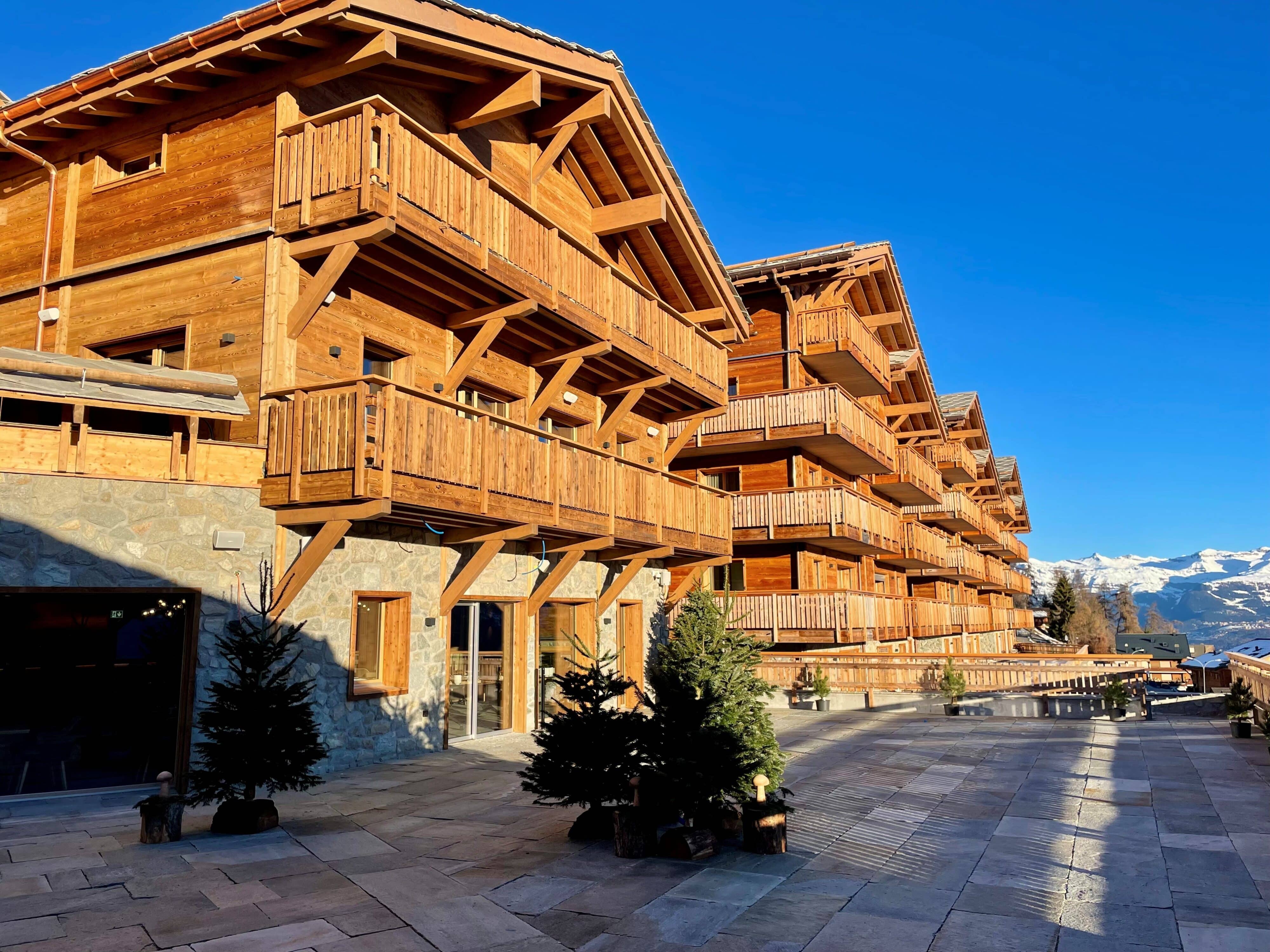 Alpine-Holzresort mit Balkonen