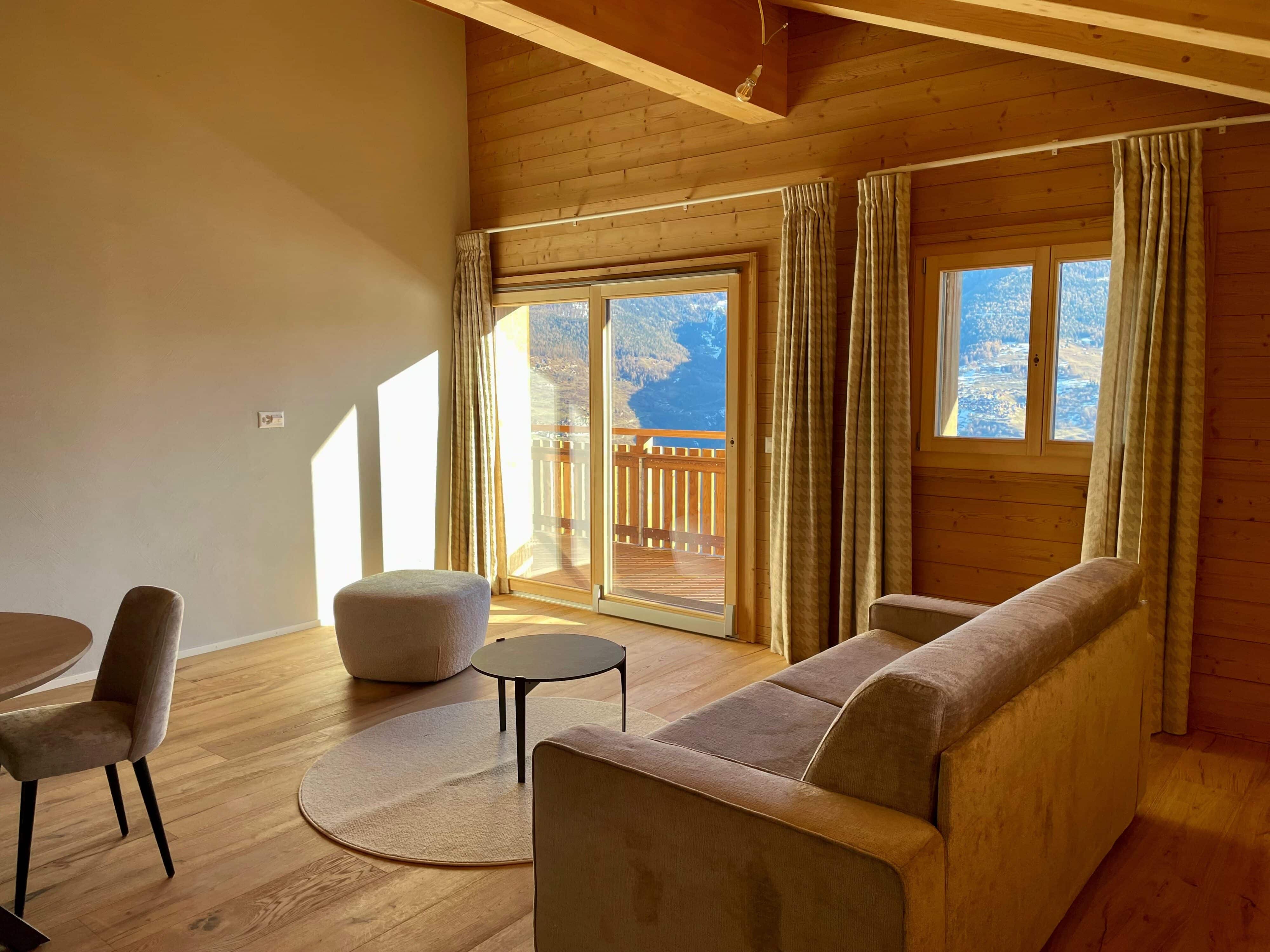 Heller Wohnraum mit Alpenblick